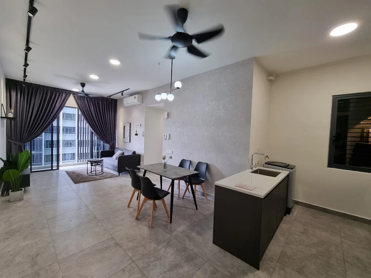Millerz Square Condo 2/12